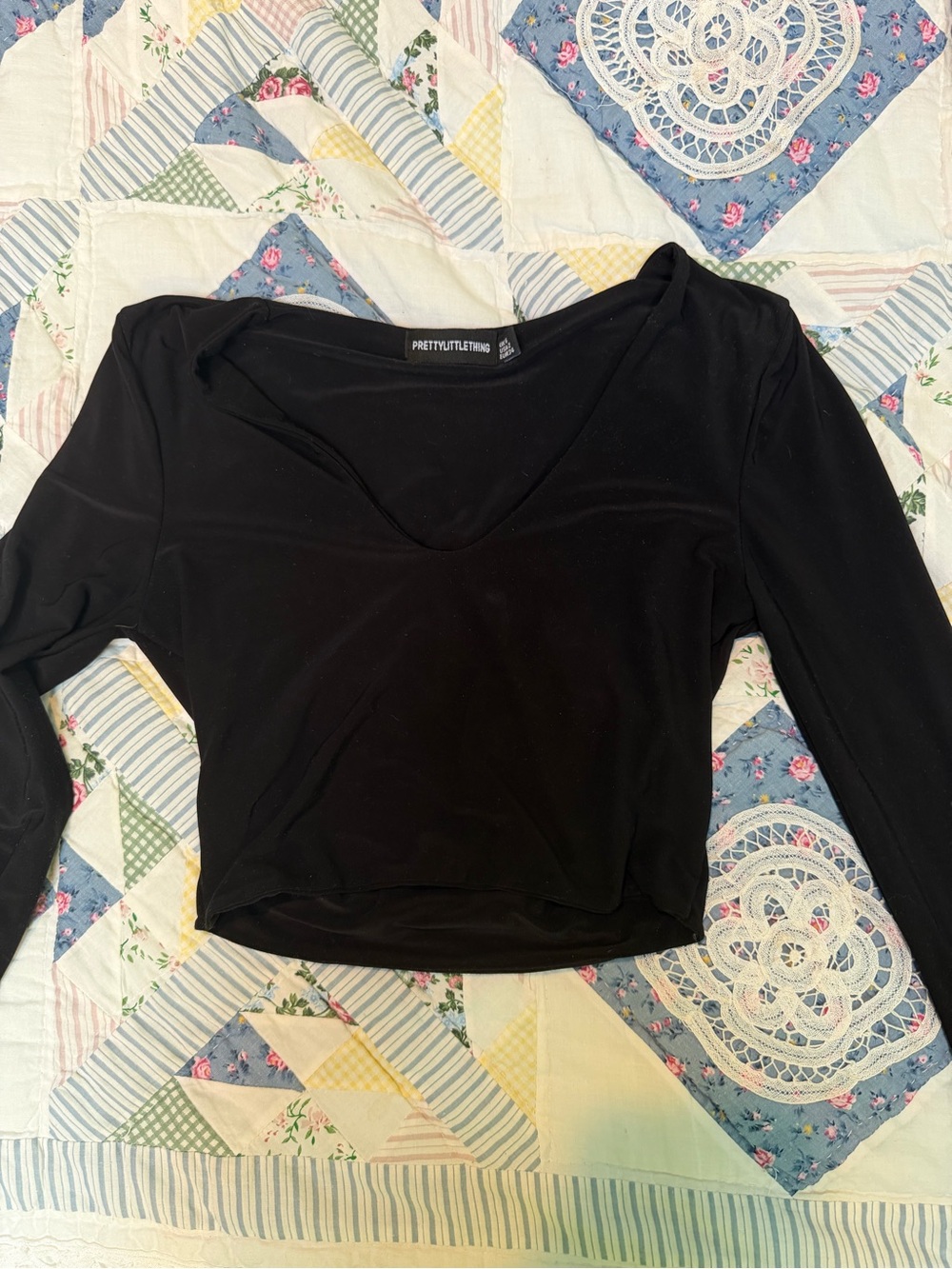 PrettyLittleThing Black V-Neck Long Sleeve Crop Top
